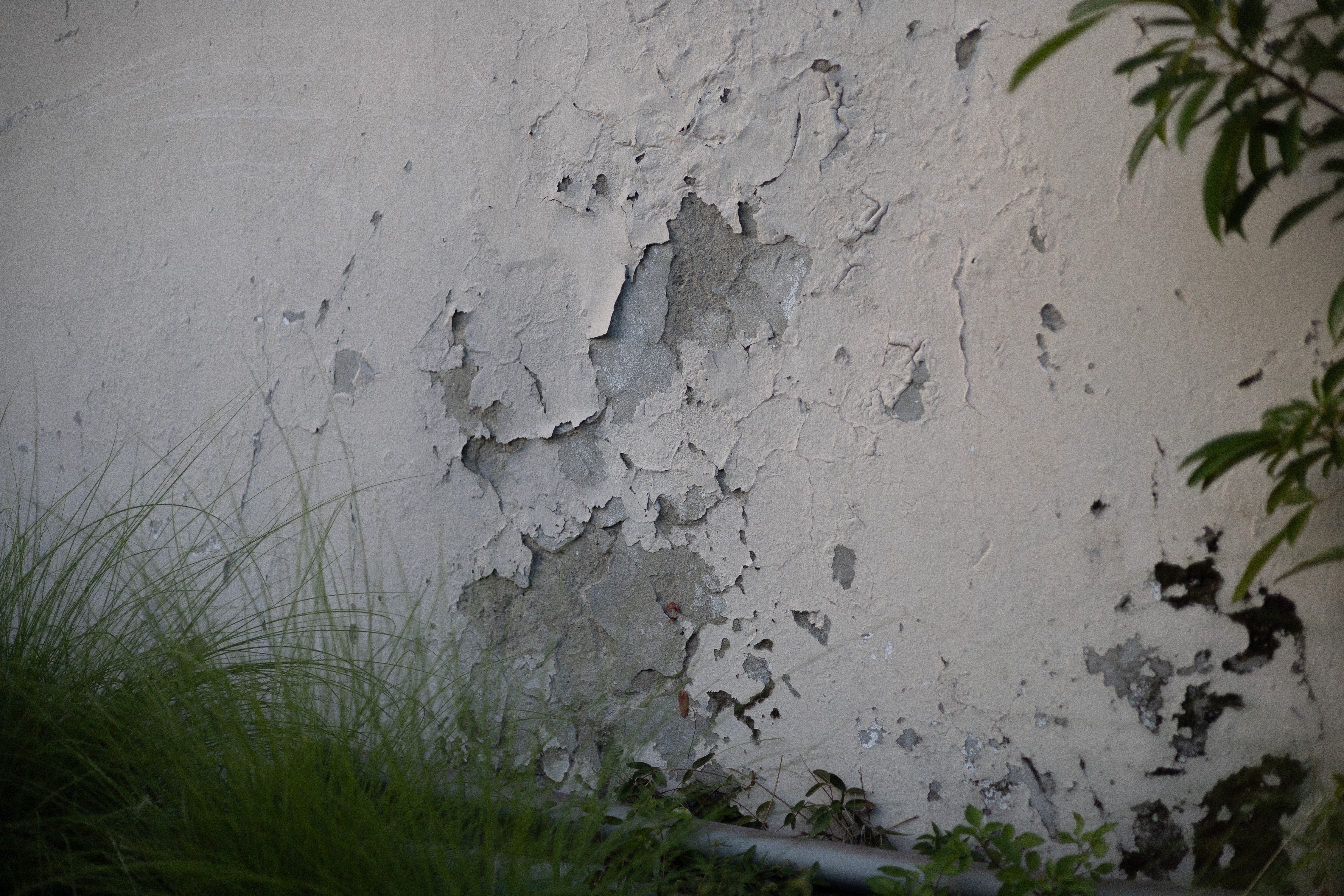 Surface marked by erosion, colour and traces of use in Saint-Martin